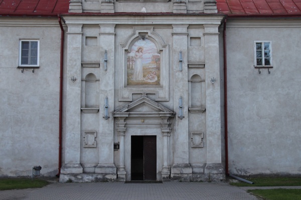 Portal wschodniej elewacji klasztoru o. o. dominikanów przy ulicy Tomaszowskiej w Krasnobrodzie (1. poł. XVIII w.)