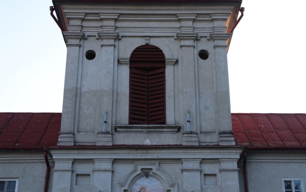 Górna część wieży wschodniej elewacji klasztoru o. o. dominikanów przy ulicy Tomaszowskiej w Krasnobrodzie (1. poł. XVIII w.)