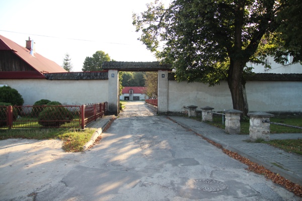 Wejście na dziedziniec klasztorny o. o. dominikanów przy ulicy Tomaszowskiej w Krasnobrodzie, widok od strony ulicy