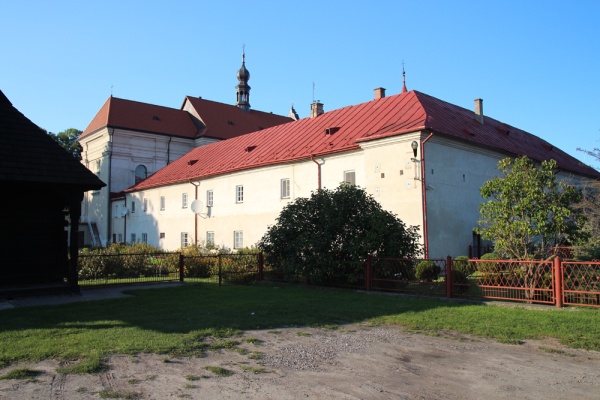 Klasztor o. o. dominikanów przy ulicy Tomaszowskiej w Krasnobrodzie (1. poł. XVIII w.), widok z dziedzińca
