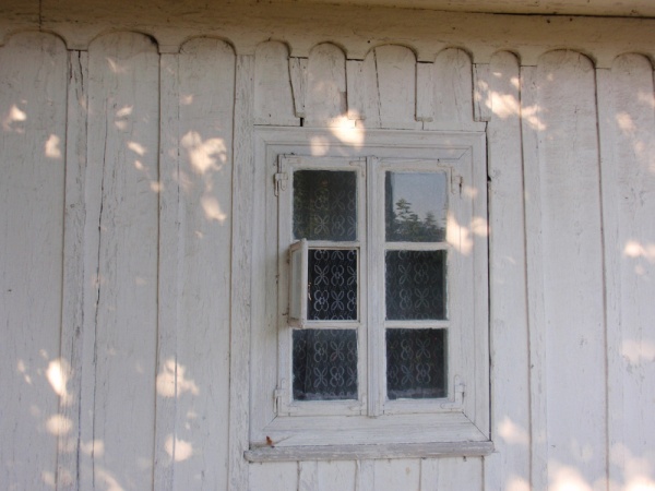 Okno domu drewnianego przy ulicy NMP 4 (dawna Kasztanowa) w Krasnobrodzie