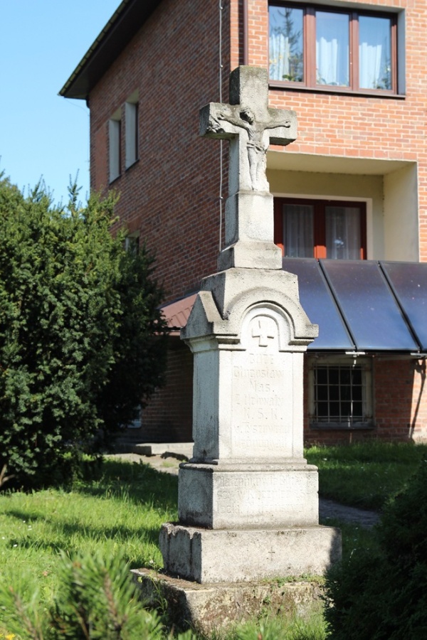 Kamienna figura przy ul. Kościelnej w Tyszowcach