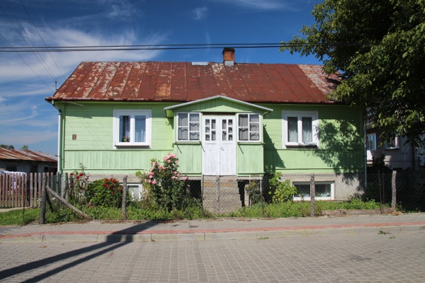 Ściana frontowa domu drewnianego przy ulicy Jurydyka 15 w Tyszowcach