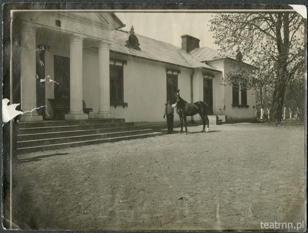 Majątek Łubki koło Wojciechowa - mężczyzna z koniem na tle frontu dworu