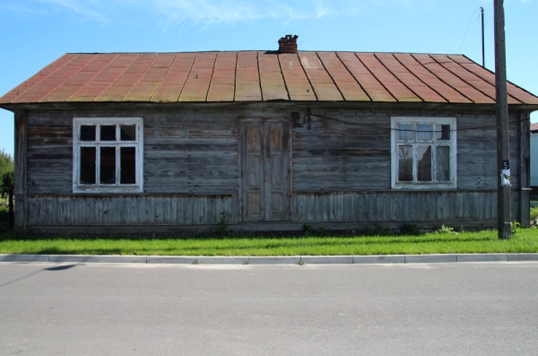Elewacja frontowa domu drewnianego przy ulicy Małej 2 w Tyszowcach