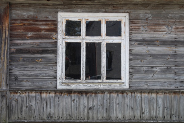 Okno w elewacji frontowej domu drewnianego przy ulicy Małej 2 w Tyszowcach