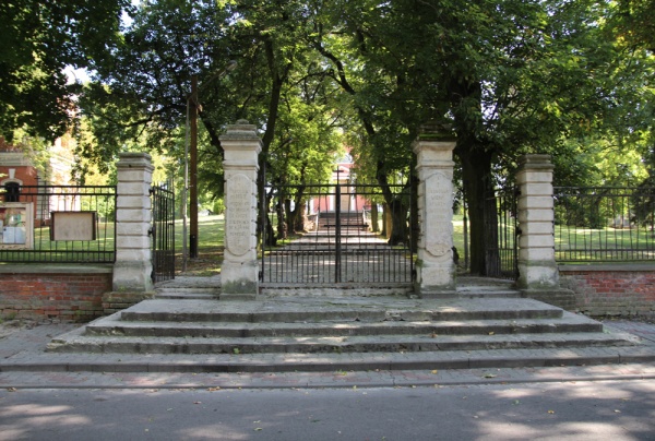 Brama ogrodzenia kościoła p.w. św. Leonarda przy ulicy Kościelnej 5 w Tyszowcach