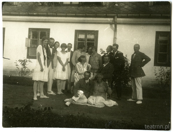 Rodziny Kochanowskich i Zembrzuskich, prawdopodobnie w dniu zaręczyn Marii Zembrzuskiej i Stefana Świerczewskiego