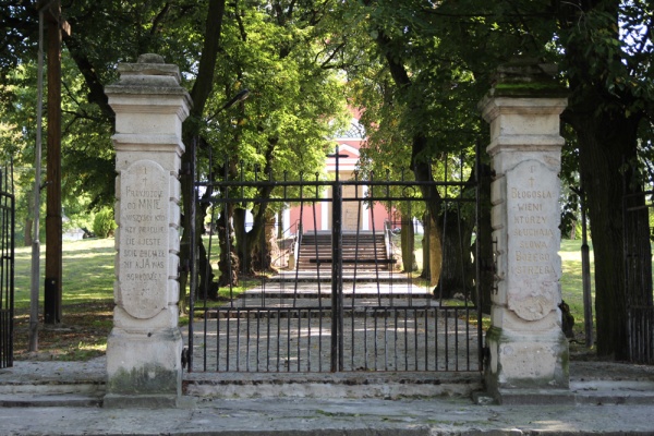 Inskrypcje na filarach ogrodzenia kościoła p.w. św. Leonarda przy ulicy Kościelnej 5 w Tyszowcach