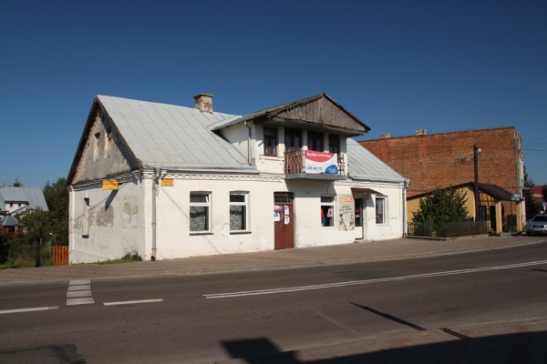Budynek przy skrzyżowaniu ulic Czarnieckiego, Kościelnej i 3 Maja w Tyszowcach