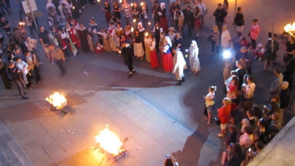 Ogniska płonące na Placu Zamkowym podczas inscenizacji Wielkiego Pożaru Miasta 2015