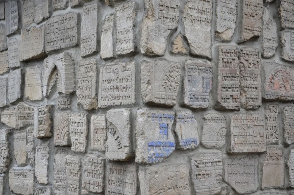 Izbica, cmentarz żydowski, macewy wbudowane w ściane ohelu