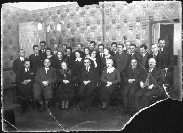 Członkowie zarządu i pszczelarze przy Lubelskiej Izbie Rolniczej około 1936 roku