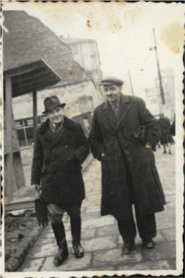 Stanisław Jasiński z Ludwikiem Majeranowskim na ulicy Warszawy w 1947 roku