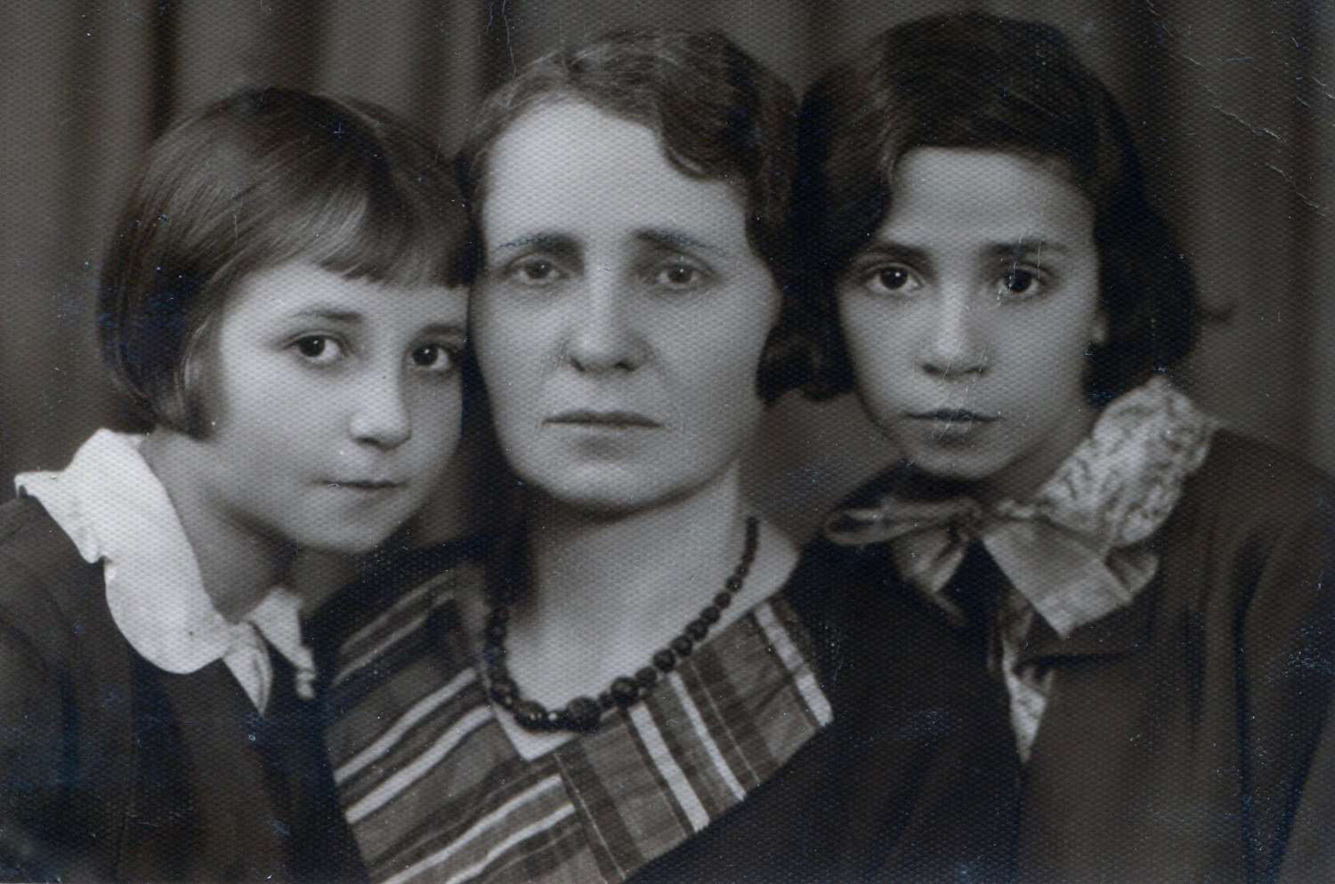 Toba Tau z domu Rubinsztejn z córkami Reginą i Esterą