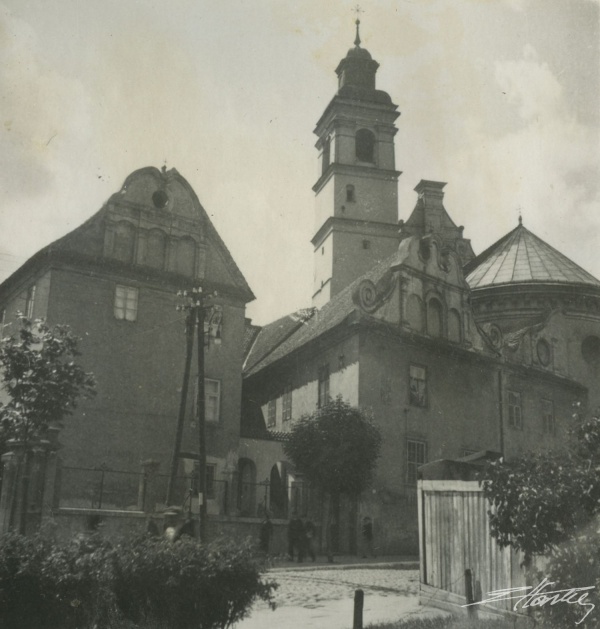 Widok na kościół pw. Nawrócenia św. Pawła od strony ul. Bernardyńskiej