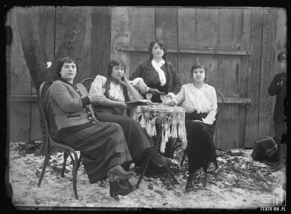Grupa dziewcząt przy stoliku
