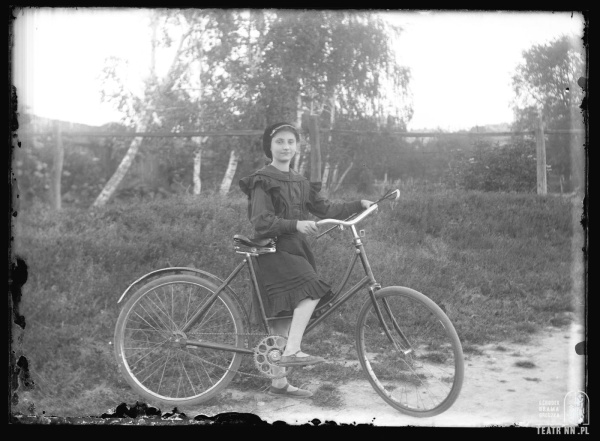 Młoda kobieta z rowerem