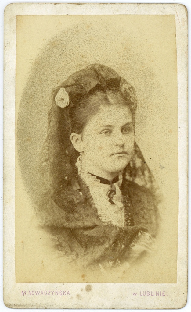 Portret kobiety – awers fotografii z atelier Marii Nowaczyńskiej [Zdjęcie ze zbiorów Ośrodka "Brama Grodzka - Teatr NN"]