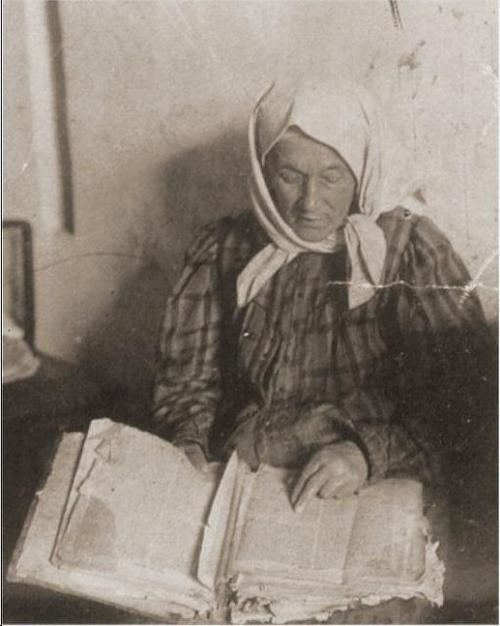 Kobieta czytająca Cene urene, Wilno, lata 30. XX wieku, autor nieznany (ze zbiorów Wikimedia Commons, www.commons.wikimedia.org)  