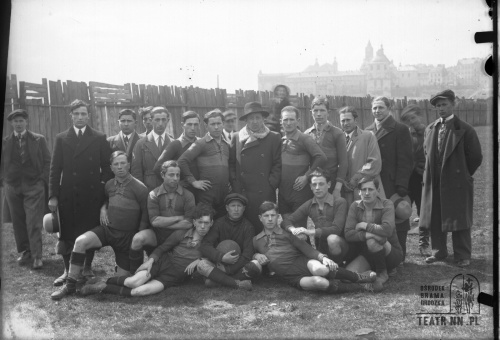 Piłkarze (prawdopodobnie z drużyny Hakoach) na placu Orenbroda (fot. Abram Zylberberg)