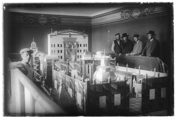 Majer Szapira ogląda model Świątyni Jerozolimskiej autorstwa Henocha Weintrauba.