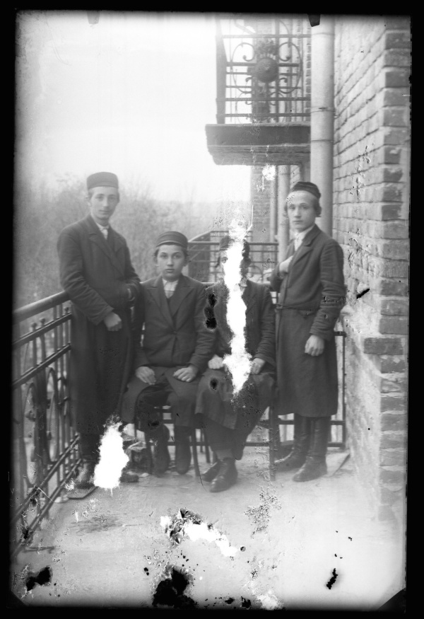 Studenci Jesziwy na balkonie gmachu.